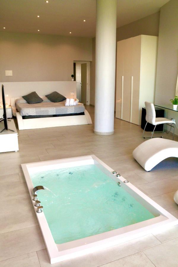 Hotel Petit Mirador Torrelles De Llobregat Esterno foto